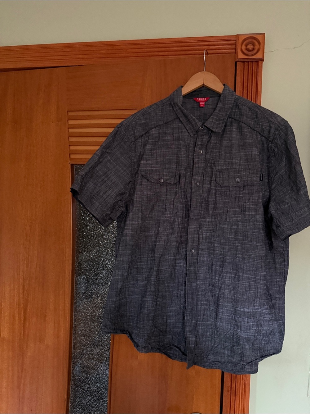Guess Men's Short-Sleeve Button-Down Shirt in Charcoal